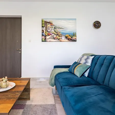 Starlet 1-bedroom In * لارنكا